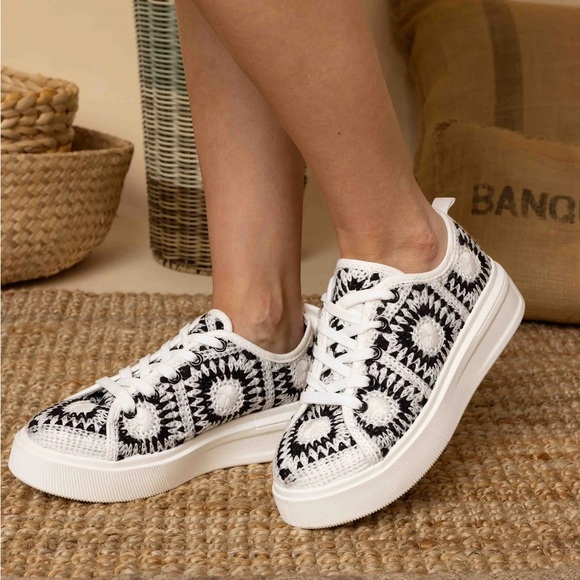 NOTHING MUCH BLACK/WHITE BLACK & WHITE CROCHET PATTERN - Picture 2 of 3